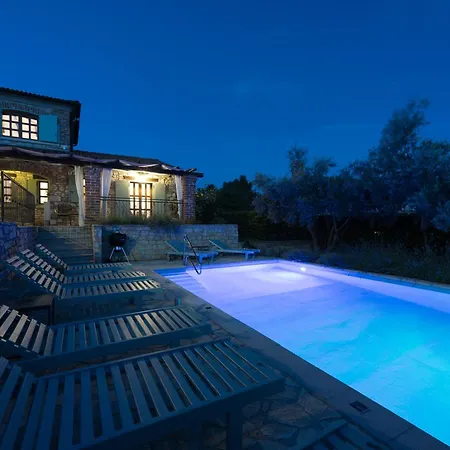 Вилла Rustic Pool Villa Aryana Святой Ловреч Пазенатички