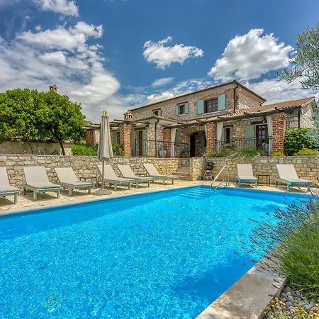 Aryana With Pool - Happy Villa