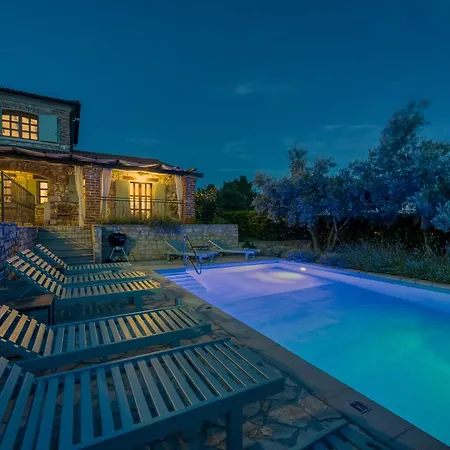 Rustic Pool Villa Aryana *